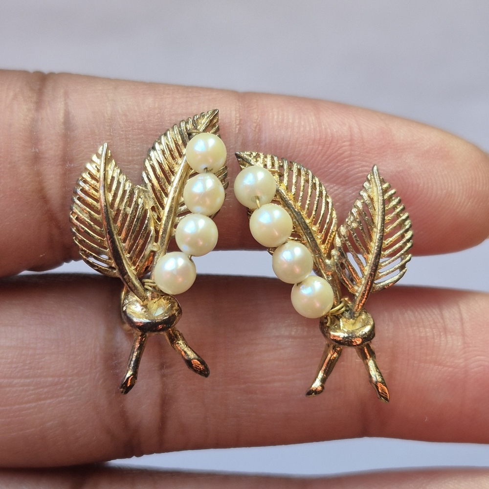 Vintage gold tone leaf clip-on earrings